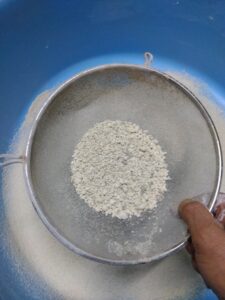 焙煎した小麦粉を篩う