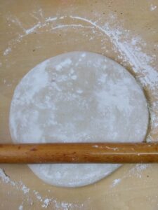 生地を麺棒でのす