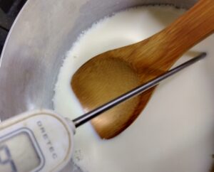 豆乳の温度を測って豆腐づくり