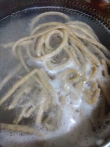 全粒粉うどんを茹でる