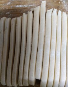 小麦粉と片栗粉を入れた麺